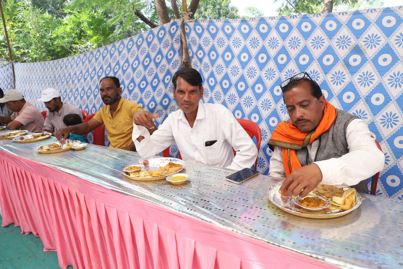 farmkart team and farmers sharing a meal at the annual summit